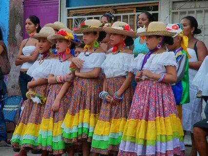 Traje caribeño Típico Girls ready to start Venezuela's tra. 