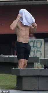 Andy Murray shirtless as he relaxes in the sun with his moth