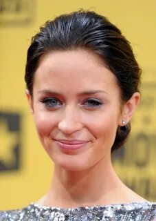 Emily Blunt Summer hairstyles, Emily blunt, Easy summer hair