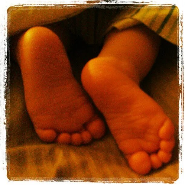 Jennifer Robertson в Instagram: "Baby feet" .