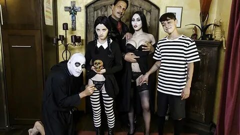 A orgia da Família Addams por Family Strokes - SweetLicious