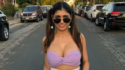 Looks Like Mia Khalifa Supports West Ham... And Fans Are Div