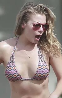 Leann Rimes is in a thong bikini :: FOOYOH ENTERTAINMENT