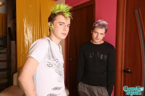 Punk twinks get ready for hardcore sex on the couch - Pichun