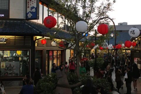 Japanese Village Plaza (13693827984).jpg. 