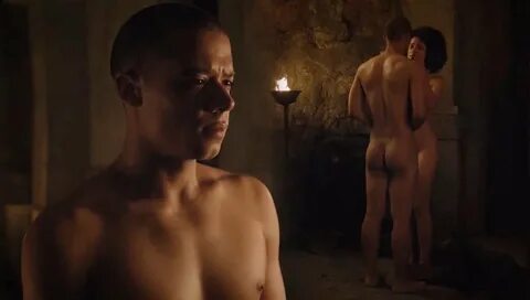 Jacob Anderson, completamente desnudo, muestra el culo en 'J