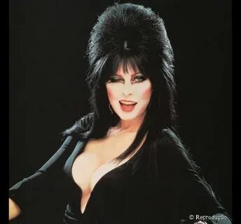 Os cabelos volumosos de Elvira, a diva trash dos anos 1980 C