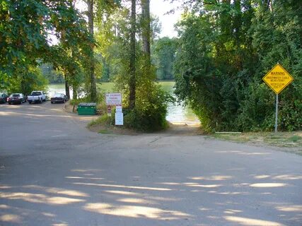 File:Main parking lot and boat ramp at Molalla River State P