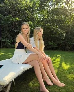 Iza & Elle on Instagram: "☘ 🌿 🌳 💚 #twins #sisters #style #lo