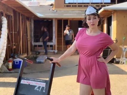 Milana Vayntrub image