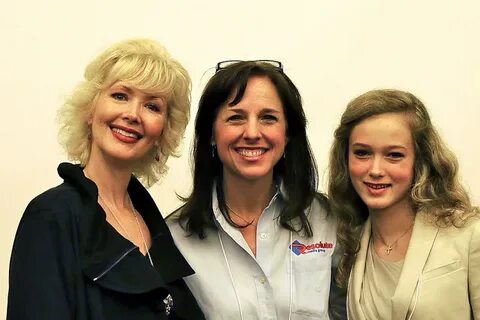 File:Janine Turner, Alice Linahan and Juliette Turner at Gra