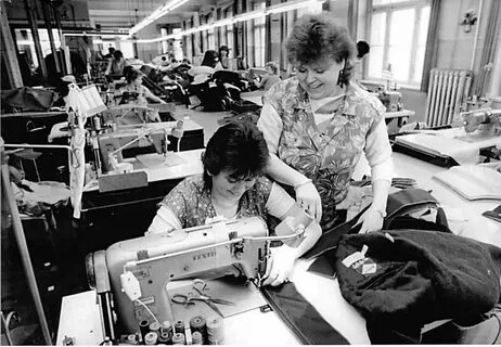 Frauen in einen Bekleidungswerk in der DDR bei der Arbeit,GD