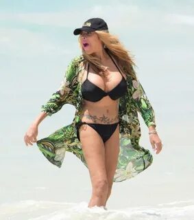 Венди Уильямс с новой грудью зажигает на пляже - Знаменитост
