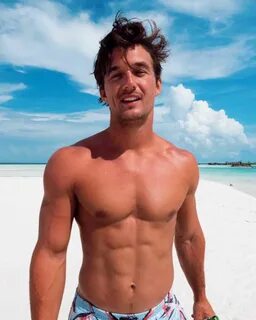 10 Potret Tyler Cameron, Mantan Pacar Gigi Hadid yang Kece