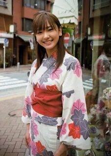 新 垣 結 衣 yui aragaki yukata (851 × 1201) Quimono Japonês, Estilo Quimono, Se...