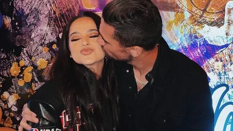 Video: Becky G y su novio Sebastian Lletget derraman 'miel s