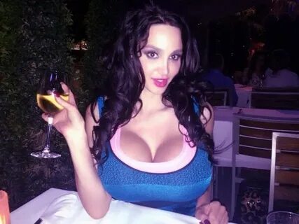 Amy Anderssen Wants You To Look At Her Twitter - Heyman Hust