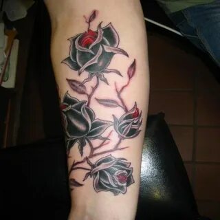 Tattoos von schwarzen und roten Rosen an Unterarmen Diese sc