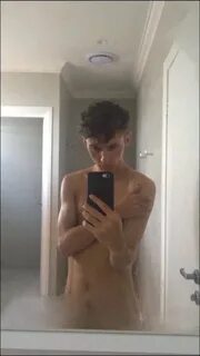 Archive/Dongs 2017 - No.53131 - So Troye Sivan's almost nude