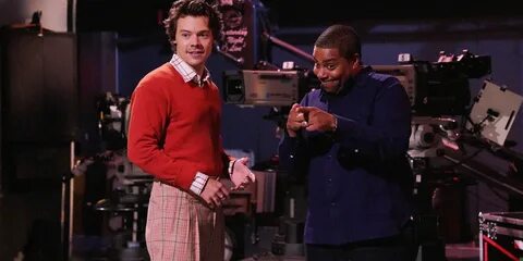 Harry Styles al Saturday Night Live in tutù è il numero uno