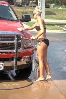 Девушки моют машины