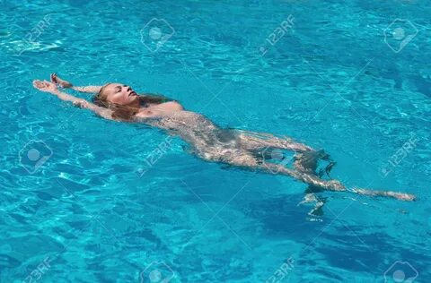 Sexy frauen nackt im schwimmbad.