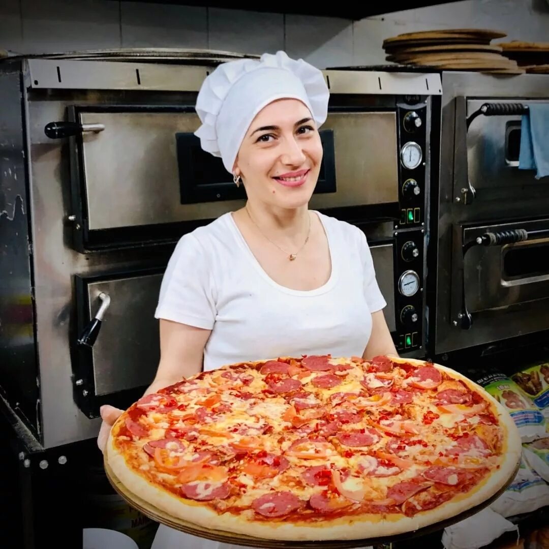 человек который делает тесто для пиццы фото 43