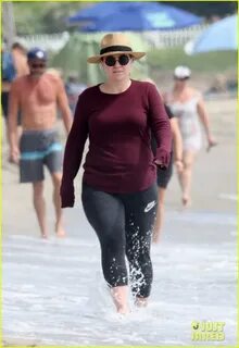 Kelly Clarkson Enjoys a Day at the Beach After Opening Up Ab