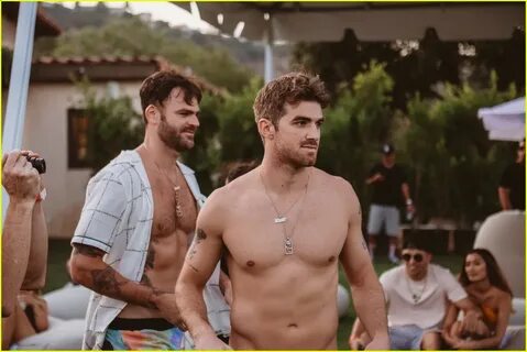 The Chainsmokers' Alex Pall & Drew Taggart Goes Shirtless at