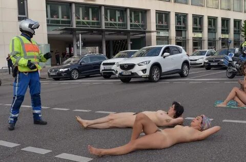 Fotoshooting für Critical Mass in Stuttgart: Nackt-Protest m