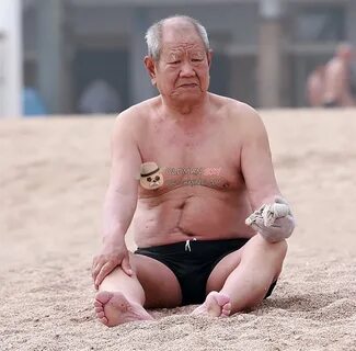 Handsome grandpa in underwear sitting on beach - 精 品 泳 伯