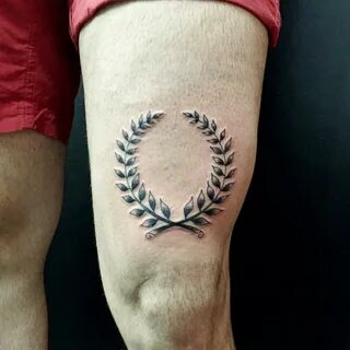 Татуха лаврового венка на бедре мужчины - KissMyTattoo.ru