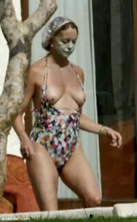 Голди Хоун засветила голую грудь + фото в купальнике zvezdax