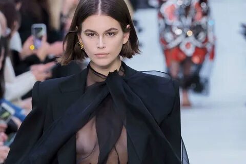 Incident në pasarelë për Kaia Gerber, vajza e Cindy Crawford