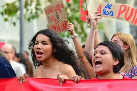 File:Diane Rodríguez en marcha de las putas ecuador 2014 tra