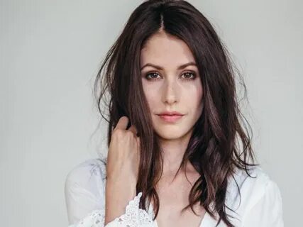 Amanda Crew's Height, Weight, Shoe Size and Body Measurement