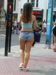 Buy chica con shorts cheap online