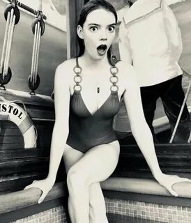 přerušovaný Každý rok polštář anya taylor joy bikini Účast n