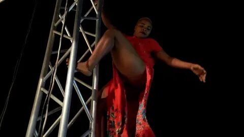 wadada wacheza uchi wa mnyama kwenye stage - YouTube