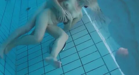 Nackt im schwimmbad unter wasser.