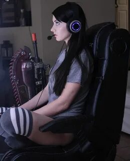 Gamer Girl 😊 ✌ Gamer girl, Girl with headphones, Gamer pics
