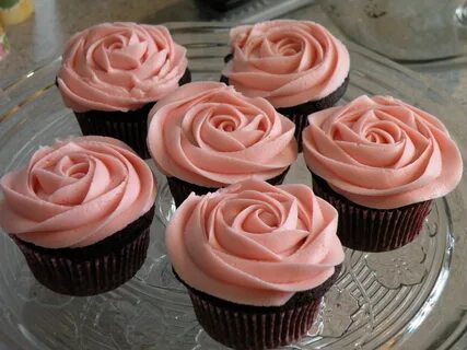 Simple buttercream for Valentine’s Day rose cupcakes Rose cu