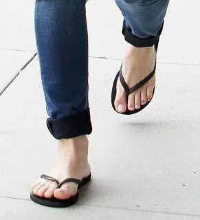 View Hilary Duff Toes Pictures - View Text Mode