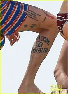 Ryan Reynolds Shows Off Leg Tattoos While Shirtless! (Photos