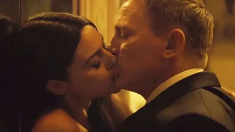 Monica Bellucci Kiss Daniel Craig - YouTube