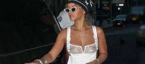 #freethenipple Sloganın Temsilcisi Rihanna oldu Number 1 Fm 