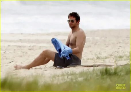 Bradley Cooper: Shirtless Relaxing Beach Stud in Hawaii!: Ph