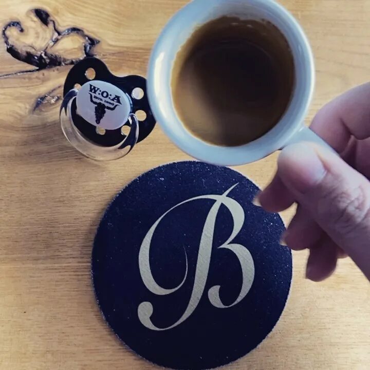 queenbeethefirst) в Instagram: «#espresso und #schnulli - die zwei wichtigs...
