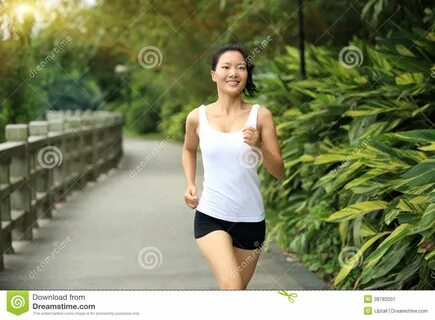 Молодая азиатская женщина Jogging на парке Стоковое Изображение - изображение на
