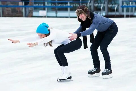 溜 冰 场 上 的 情 侣 图 片 溜 冰 场 上 美 丽 迷 人 的 情 侣 素 材 高 清 图 片 摄 影